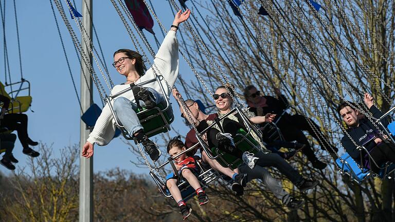 Das Kettenkarussell 'Würzburger Wellenflieger' als Klassiker unter den Fahrgeschäften ist nicht zu unterschätzen. Das Kettenkarussell 'Würzburger Wellenflieger' als Klassiker unter den Fahrgeschäften ist nicht zu unterschätzen.
