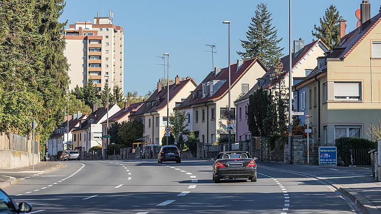 Soll verschönert werden: Die Versbacher Straße ist derzeit eine graue Asphalt-Schneise in dem Würzburger Stadtteil.