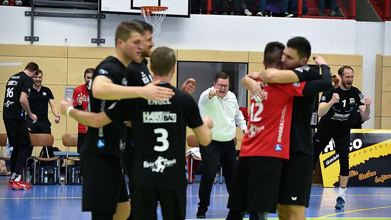 Neue Volley-Euphorie rund um den VC Eltmann - On Fire: Team-Manager Felix Reschke (im weißen Hemd) jubelt mit seinen VC-Volleyballern. Neue Volley-Euphorie rund um den VC Eltmann - On Fire: Team-Manager Felix Reschke (im weißen Hemd) jubelt mit seinen VC-Volleyballern.
