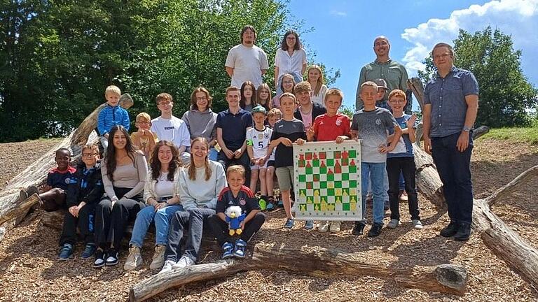 Im Bild die Teilnehmerinnen und Teilnehmer des Projekts &quot;Schach an der Grundschule&quot;.