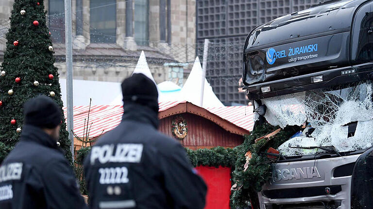 Nach dem Anschlag auf einen Berliner Weihnachtsmarkt mit zwölf Toten wird über die Sicherheit von Lkw diskutiert. Foto: Britta Pedersen/dpa - Nach dem Anschlag auf einen Berliner Weihnachtsmarkt mit zwölf Toten wird über die Sicherheit von Lkw diskutiert. Foto: Britta Pedersen/dpa Nach dem Anschlag auf einen Berliner Weihnachtsmarkt mit zwölf Toten wird über die Sicherheit von Lkw diskutiert. Foto: Britta Pedersen/dpa - Nach dem Anschlag auf einen Berliner Weihnachtsmarkt mit zwölf Toten wird über die Sicherheit von Lkw diskutiert. Foto: Britta Pedersen/dpa