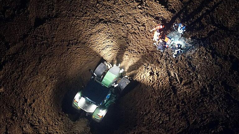 Mit Hilfe der Wärmebild-Kamera konnten die Rettungskräfte samt Traktor punktgenau zur gefundenen Person auf dem Acker gelotst werden. Über die hochaufgelöste Kamera konnten die Rettungsarbeiten von der Luft aus beobachtet und begleitet werden.