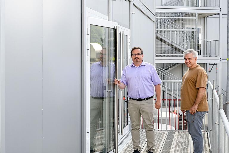 Nach den Sommerferien zieht das Gymnasium Gemünden in einen vorübergehenden Containerbau: Schulleiter Ingo Schneider und Stellvertreter Oliver Mecker besichtigen die neuen Räumlichkeiten. Nach den Sommerferien zieht das Gymnasium Gemünden in einen vorübergehenden Containerbau: Schulleiter Ingo Schneider und Stellvertreter Oliver Mecker besichtigen die neuen Räumlichkeiten.