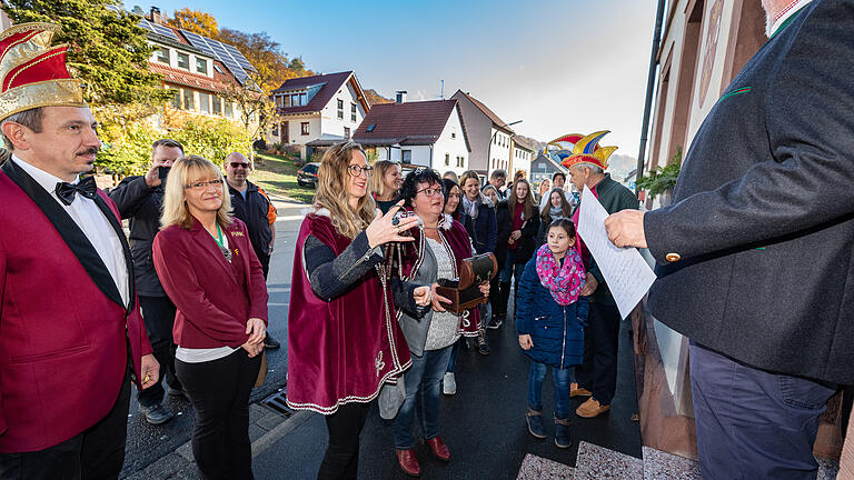 Der Rathaussturm mit der &quot;närrischen Machtübernahme&quot; fällt in diesem Jahr aus: Vor zwei Jahren nahmen Prinzessin Chantal I. und Prinzessin Silvia II. die Gemeindejuwelen und den Rathausschlüssel von Bürgermeister Klaus Bartel in Empfang.