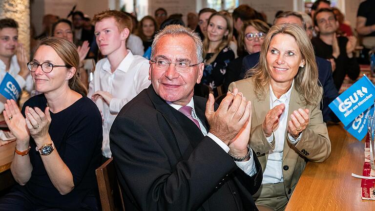 Er hat es wieder geschafft: Paul Lehrieder gewinnt den Wahlkreis Würzburg und freut sich zusammen mit gut 60 Parteifreunden im Würzburger Ratskeller über sein 'solides' Ergebnis.&nbsp;