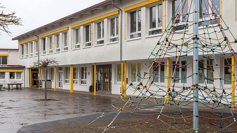 Für die Dachsanierung der Grundschule Gräfendorf sind im Haushalt des Schulverbandes rund 60 000 Euro eingeplant.