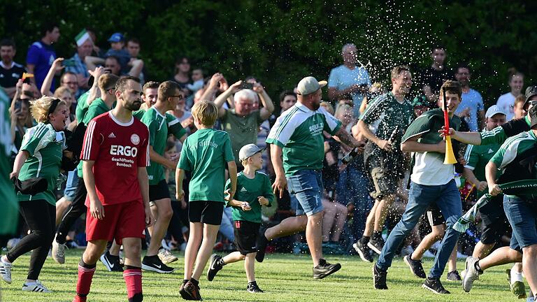 Nach Spielende gab es kein Halten mehr. Die Fans des TSV Ostheim stürmen auf den Platz, um ihre Mannschaft zu feiern.