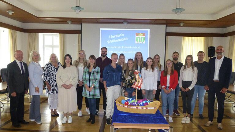 Begrüßung der neuen Lehramtsanwärter und Fachlehreranwärter in Rhön-Grabfeld . Das Bild zeigt (hinten von links): Thomas Habermann, Inga Palma, Karoline Dolze, Jana Kahlert, Ekkart Lausecker, Hannah Müller, Anne Manger, Emma Friedrich, Maximilian Rothkopf, Steven Grötsch und vorne (von links) Laura Bühner, Katharina Ammon, Vanessa Wolf, Anna Müller, Aniko Günther, Patrizia Priller, Mareen Schultze und Karl-Heinz Deublein.