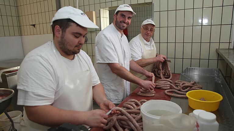 Zum Jahreswechsel übergab Metzgermeister Gerd Seidenspinner (hinten) seine Metzgerei an Nachfolger Martin Emmerling (Mitte). Mit im Bild: Metzger-Geselle Daniel Poßmayer (links).