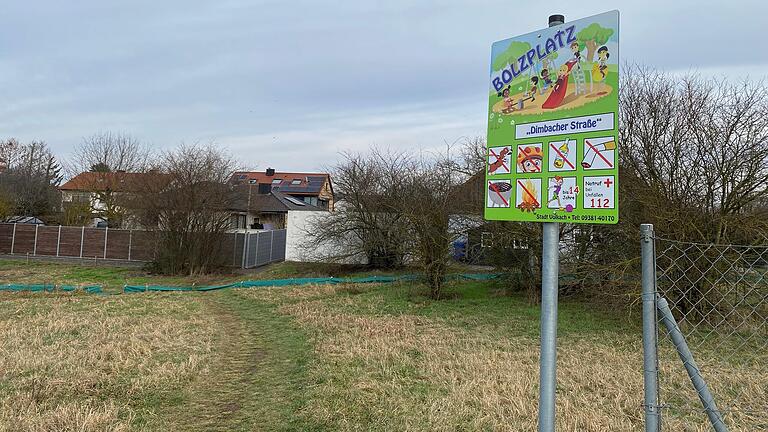 Der Bolzplatz an der Dimbacher Straße, südlich des Volkacher Stadtsees, wird dem Bauhof weichen. Der Bolzplatz an der Dimbacher Straße, südlich des Volkacher Stadtsees, wird dem Bauhof weichen.