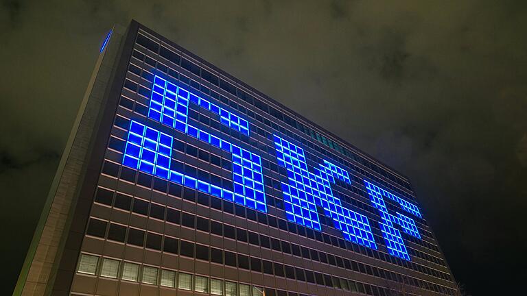 Die Fassade des SKF-Verwaltungshochhauses in Schweinfurt bei Nacht: Die IG Metall ist in großer Sorge um die Arbeitsplätze bei den großen Schweinfurter Industrieunternehmen wie SKF oder ZF.