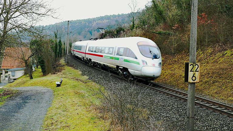 Derzeit noch ein seltenes Bild: Personenzüge auf der eingleisigen Strecke durch das Werntal bei Stetten. Befürworter beabsichtigen, die Linie dauerhaft wiederzubeleben.