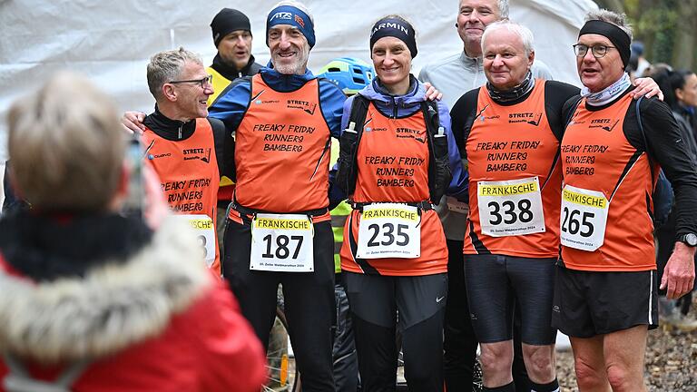 Zeiler Waldmarathon       -  Zahlreiche Läuferinnen und Läufer nehmen am Samstag (09.11.24) am Waldmarathon in Zeil am Main teil. Mitten im herbstlich bunten Naturpark Hassberge gilt es 42 Kilometer und gut 800 Höhenmeter zu bewältigen. Beim Halbmarathon jeweils die Hälfte.