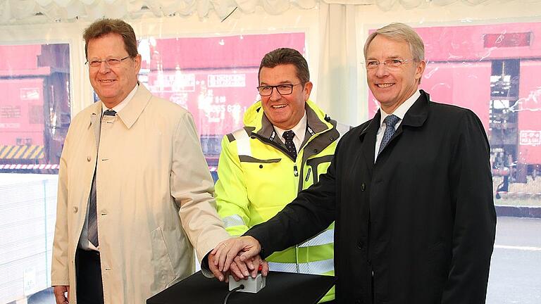 Die DB Cargo lieferte am Dienstag die zehnmillionste Tonne REA-Gips per Güterzug ins Knauf-Werk in Iphofen. Die ferngesteuerte Entladung gaben (von links) Knauf-Gesellschafter Manfred Grundke, der bayerische Wirtschaftsminister Franz Josef Pschierer und DB-Cargo-Vertriebsvorstand Raimund Stüer frei.