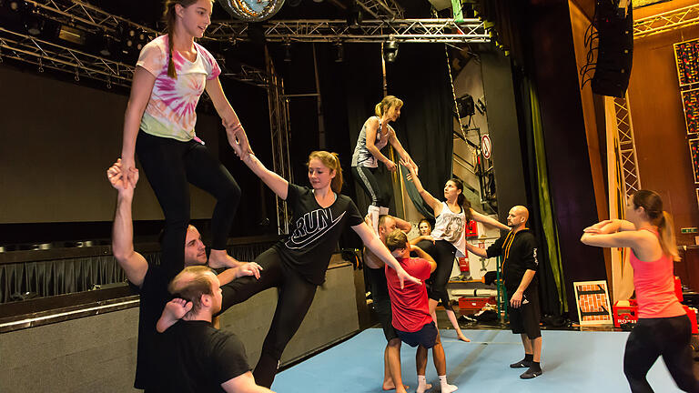 Locker rauf und runter beim Pyramindenbau. Trainerin Martina Roth (rechts) zeigt mit Gesten wie es gemacht wird. Trainer Michael Huth (Zweiter von rechts) gibt Hilfestellung. Die 'Schwarze Elf' ist in Schweinfurt die einzige Faschingsgesellschaft mit einer Turnergruppe – dafür hat sie keine Garde.