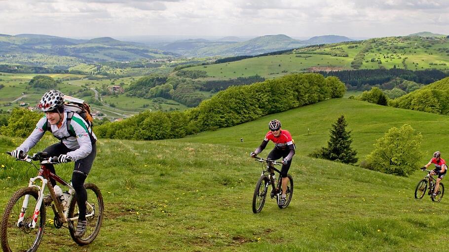 Die Rhön mit dem Mountainbike erkunden - das lockt Sportler und Touristen.  Foto: Archiv/Anand Anders       -  Die Rhön mit dem Mountainbike erkunden - das lockt Sportler und Touristen.  Foto: Archiv/Anand Anders