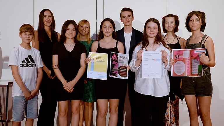 Mitglieder der Schülerzeitung&nbsp; bei der Preisverleihung des 'Blattmacher-Wettbewerb'. Im Bild von links: Lars Panzer, Kristina Hielscher (Betreuungslehrerin), Amelie Mac Lachlan, Martina Pennekendorf (Betreuungslehrerin), Kate Köhler, Finn Colberg, Ella Kunst, Lara Baake, Hanna Zehe.