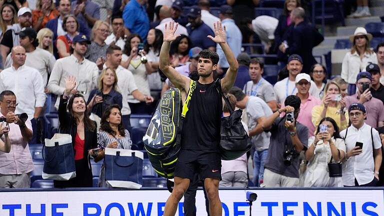 ATP-Tour - US Open       -  Winkt konsterniert zum Abschied den Fans: Carlos Alcaraz