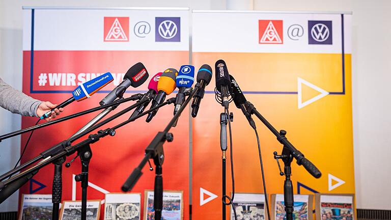 Tarifverhandlungen Volkswagen       -  Der Tarifmarathon bei VW geht nach 13 Stunden in eine nächtliche Pause. (Archivbild)