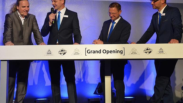Durch den Abend führte ein großartiger Dirk Denzer (von links), hier mit den Chefs Alexander Klamt, Matthias und Jürgen Gaul.