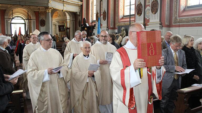 Mit einem feierlichen Pontifikalamt wurde die Mautritiuskirche in Wiesentheid wieder eröffnet.Nach dem Einzug in die Kirche folgte dort unter anderem die Weihe des neuen Altars.