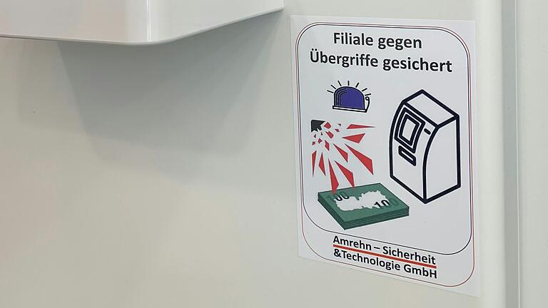 Hinweisaufkleber auf verbaute Einfärbetechnik mit Raubstopptinte auf Geldautomat der Raiffeisenbank Main-Spessart.