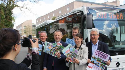 Foto-Termin zum Auftakt: Nahverkehrsbeauftragter Michael Schäder (von links), Landrat Thomas Bold, der Bad Bockleter Kurdirektor Thomas Beck, Kathrin Betzen von der Staatsbad GmbH und Claus Schubert vom KOB stellten gestern die Freizeitbus-Linien vor. Foto: Ralf Ruppert - Foto-Termin zum Auftakt: Nahverkehrsbeauftragter Michael Schäder (von links), Landrat Thomas Bold, der Bad Bockleter Kurdirektor Thomas Beck, Kathrin Betzen von der Staatsbad GmbH und Claus Schubert vom KOB stellten gestern die Freizeitbus-Linien vor. Foto: Ralf Ruppert Foto-Termin zum Auftakt: Nahverkehrsbeauftragter Michael Schäder (von links), Landrat Thomas Bold, der Bad Bockleter Kurdirektor Thomas Beck, Kathrin Betzen von der Staatsbad GmbH und Claus Schubert vom KOB stellten gestern die Freizeitbus-Linien vor. Foto: Ralf Ruppert - Foto-Termin zum Auftakt: Nahverkehrsbeauftragter Michael Schäder (von links), Landrat Thomas Bold, der Bad Bockleter Kurdirektor Thomas Beck, Kathrin Betzen von der Staatsbad GmbH und Claus Schubert vom KOB stellten gestern die Freizeitbus-Linien vor. Foto: Ralf Ruppert