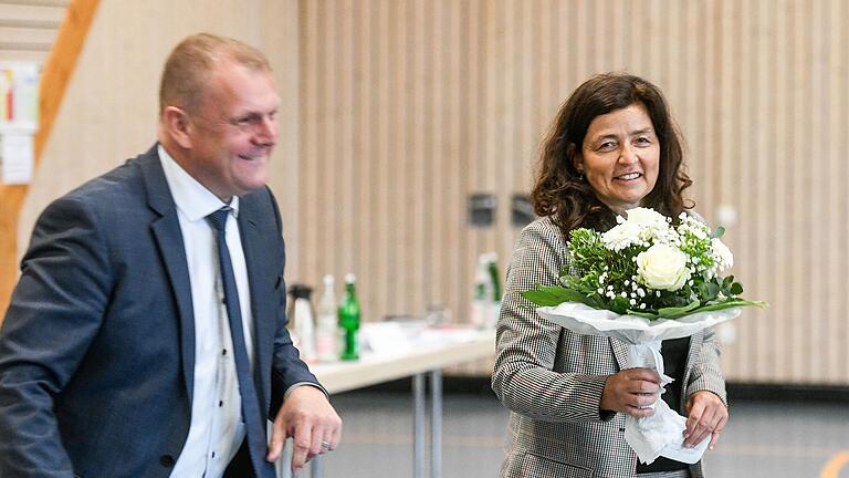 Christine Haupt-Kreutzer (SPD) nach ihrer Wahl zur Landrats-Stellvertreterin mit dem neuen Landrat Thomas Eberth (CSU). Christine Haupt-Kreutzer (SPD) nach ihrer Wahl zur Landrats-Stellvertreterin mit dem neuen Landrat Thomas Eberth (CSU).
