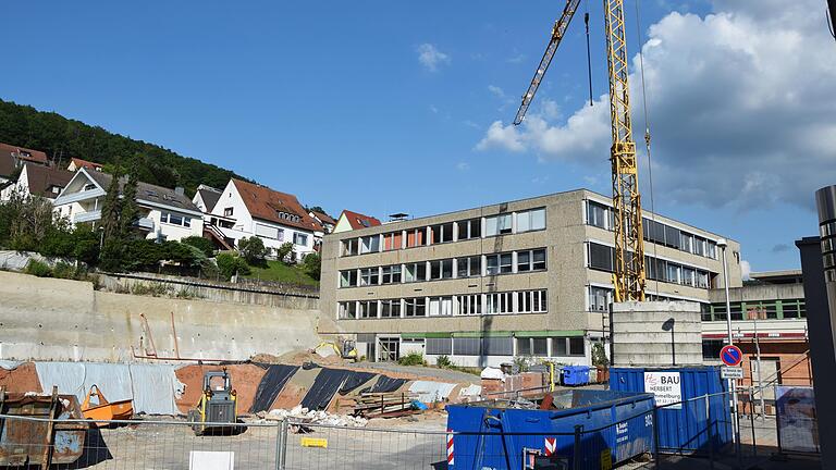 Am Friedrich List-Gymnasium in Gemünden wird gebaut (hier ein Foto vom Sommer 2020). In diesem Zusammenhang vergab der Kreistagsbauauschuss weitere Aufträge.