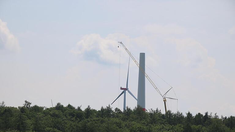 Der erste Beton-Turm des Windparks südlich von Fuchsstadt steht bereits, in dieser Woche wird mit dem nächsten begonnen: Trotz eines Verkaufs des gesamten Projektes ist die Green-Energy AG auch weiterhin für Bau und Betrieb der drei Anlagen zuständig. Foto: Ralf Ruppert       -  Der erste Beton-Turm des Windparks südlich von Fuchsstadt steht bereits, in dieser Woche wird mit dem nächsten begonnen: Trotz eines Verkaufs des gesamten Projektes ist die Green-Energy AG auch weiterhin für Bau und Betrieb der drei Anlagen zuständig. Foto: Ralf Ruppert