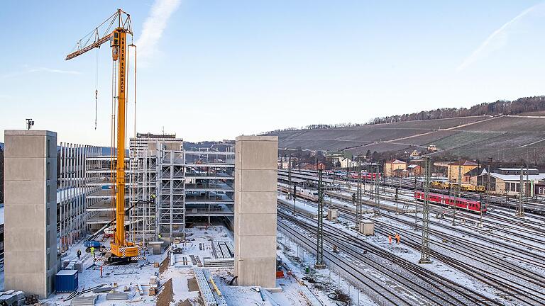 Der Bau des neuen Parkhauses am Würzburger Hauptbahnhof ist in vollem Gang.