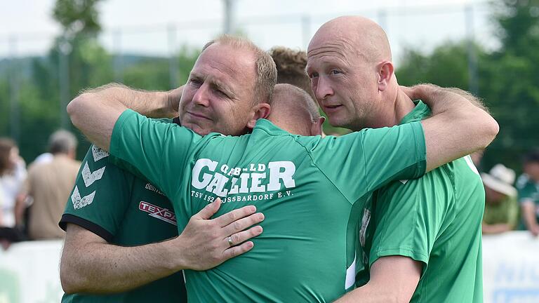 Trainer Markus Bach (links) hatte nach dem dramatischen Abstieg des TSV Großbardorf aus der Bayernliga mit den Tränen zu kämpfen.