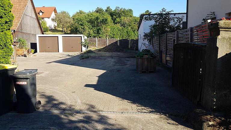 Der Hof des Anwesens in Nassach war einst komplett gepflastert. Im Zuge der Sanierung ist aus ihm eine Gartenoase geworden (siehe unten). Der Hof des Anwesens in Nassach war einst komplett gepflastert. Im Zuge der Sanierung ist aus ihm eine Gartenoase geworden (siehe unten).