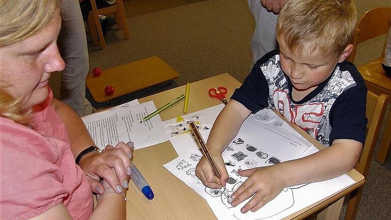 Unterstützt von einem Elternteil absolvierten die Kinder der SVE Stockheim verschiedene Stationen, bei denen Förderbereiche wie Sprachbewusstheit oder Motorik angesprochen wurden.