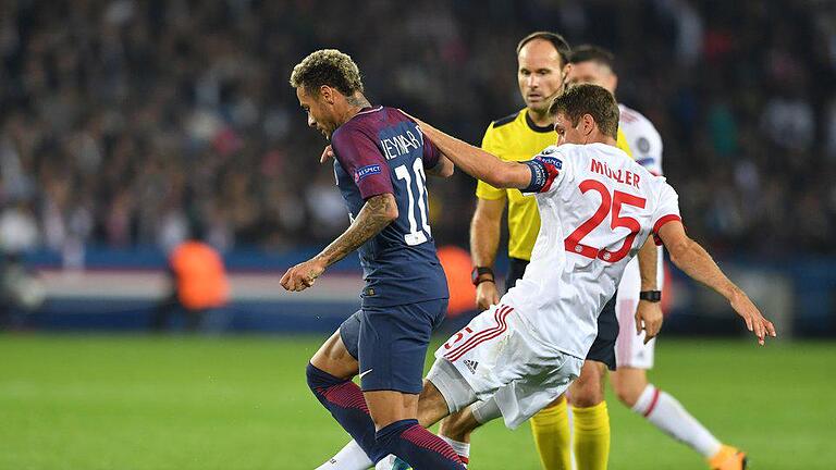 Neymar und Müller       -  Bayern-Kapitän Thomas Müller (r) versucht Neymar vom Ball zu trennen.