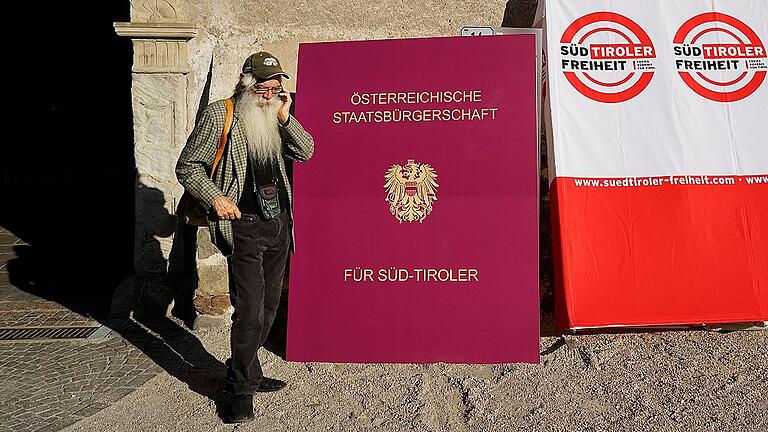 Hoffen auf die österreichische Staatsbürgerschaft: ein Besucher des Parteitages der &bdquo;Südtiroler Freiheit&ldquo; in Bozen.