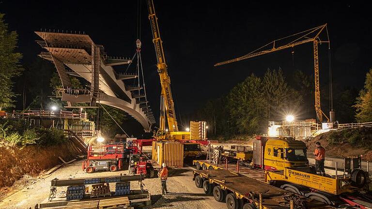 Um 0.14 Uhr hob der Brückenstahlträger für die neue Brücke an der 'Pelzkappe' ab und wurde um 90 Grad gedreht. Foto: Jürgen Hüfner - Um 0.14 Uhr hob der Brückenstahlträger für die neue Brücke an der 'Pelzkappe' ab und wurde um 90 Grad gedreht. Foto: Jürgen Hüfner Um 0.14 Uhr hob der Brückenstahlträger für die neue Brücke an der 'Pelzkappe' ab und wurde um 90 Grad gedreht. Foto: Jürgen Hüfner - Um 0.14 Uhr hob der Brückenstahlträger für die neue Brücke an der 'Pelzkappe' ab und wurde um 90 Grad gedreht. Foto: Jürgen Hüfner