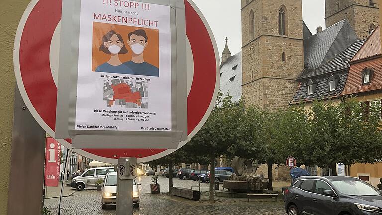 An allen Zugängen zum Marktplatz und zur Marktstraße wird auf die Maskenpflicht hingewiesen.