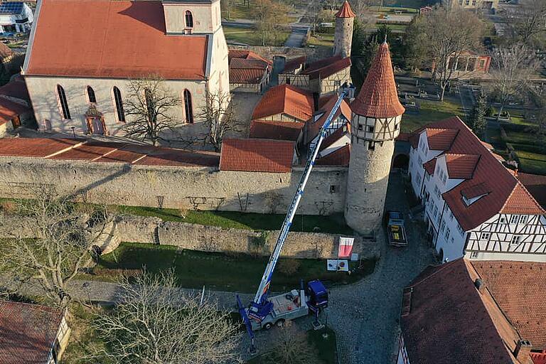Der Schulglockenturm in Ostheim hat wegen seiner Ausrichtung zur Altstadt eine besondere Bedeutung. Der Schulglockenturm in Ostheim hat wegen seiner Ausrichtung zur Altstadt eine besondere Bedeutung.