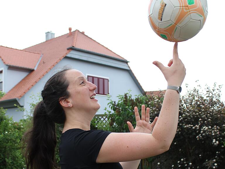 Französisches Ballgefühl: Die hochschwangere Nathalie Rinkewitz in ihrem Garten in Großlangheim.