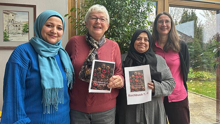 Sylvia Türk-Rupp (zweite von links) und Natalie Greindl (rechts außen) vom Integrationsbeirat Zellingen stellen zusammen mit Badrieh Alnammous (zweite von rechts) und Khalisa Sulaiman (links außen) das syrische Kochbuch vor.