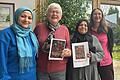 Sylvia Türk-Rupp (zweite von links) und Natalie Greindl (rechts außen) vom Integrationsbeirat Zellingen stellen zusammen mit Badrieh Alnammous (zweite von rechts) und Khalisa Sulaiman (links außen) das syrische Kochbuch vor.
