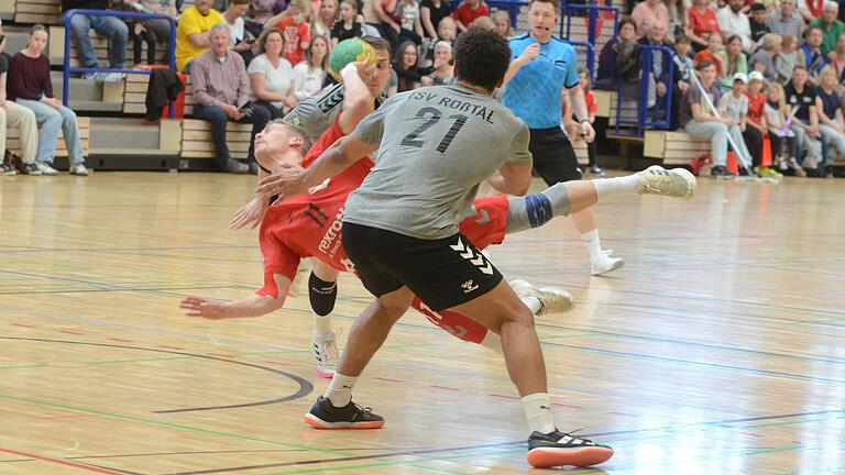 Handballerische Härte im Grenzbereich: Die Abwehraktion des Roßtalers Marcel Cisse (rechts) geht zum Hals des Lohrers Lorenz Schmitt. Handballerische Härte im Grenzbereich: Die Abwehraktion des Roßtalers Marcel Cisse (rechts) geht zum Hals des Lohrers Lorenz Schmitt.