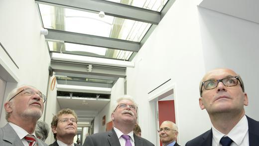 ZAE-Eröffnung       -  ZAE Bayern eröffnet 11,5 Millionen Euro teures Energieeffizienz-Zentrum
Bevor die offizielle Eröffnungsfeier für das neue Energy Effiency Center (EEC) des Bayerischen Zentrums für angewandte Energieforschung (ZAE Bayern) begann, ließ sich der bayerische Wirtschaftsminister Martin Zeil von Architekt Thomas Rampp vom Münchner Büro Lang Hugger Rampp erst einmal das Dach erklären: Das weiße, rund 1000 Quadratmeter große Zeltdach aus Textilmembranen setzt ein sichtbares Zeichen, dass das EEC kein gängiges Forschungsgebäude ist.