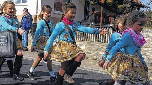 Im Takt: Die jüngsten Teilnehmerinnen am Wiesenfelder Faschingszug übten sich im Marschieren.