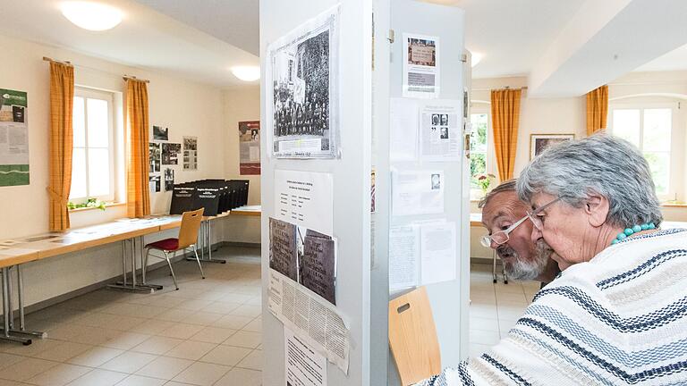Reproduktionen von Bildern, alten Dokumente, Zeitungsartikeln: Die Ausstellung 'Vergissmeinnicht' erinnert im Rahmen der Unterfränkischen Kulturtage an die jüdische Geschichte in Oberlauringen. Reproduktionen von Bildern, alten Dokumente, Zeitungsartikeln: Die Ausstellung 'Vergissmeinnicht' erinnert im Rahmen der Unterfränkischen Kulturtage an die jüdische Geschichte in Oberlauringen.