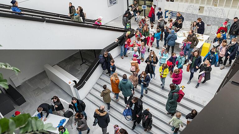 Großer Andrang bei der zweiten Kinderuni in diesem Semester. Das Audimax der Julius-Maximilians-Universität in Würzburg war am Samstag gleich zweimal gut gefüllt. Großer Andrang bei der zweiten Kinderuni in diesem Semester. Das Audimax der Julius-Maximilians-Universität in Würzburg war am Samstag gleich zweimal gut gefüllt.
