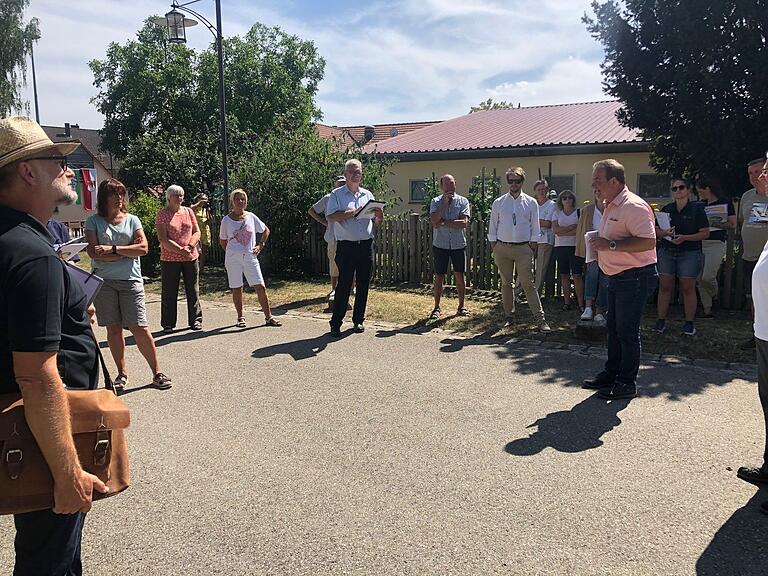 Bürgermeister Dieter Möhring (rechts) mit der Jury und Bürgern beim Dorfrundgang.