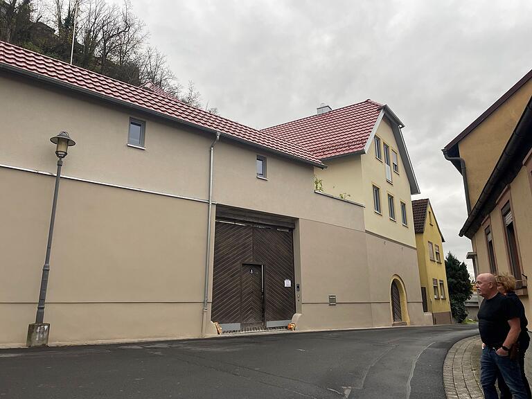 Von der Bergstraße aus ist der Felsen hinter dem Haus kaum zu sehen. Wohnhaus, Innenhof und Ferienwohnung verstecken sich hinter einer 47 Meter langen Wand in Gelb und Oker.&nbsp;