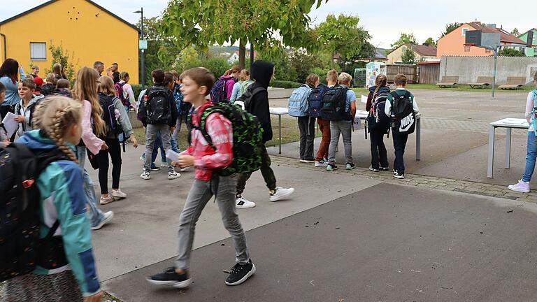 Die Schüler wurden in Klassen eingeteilt.
